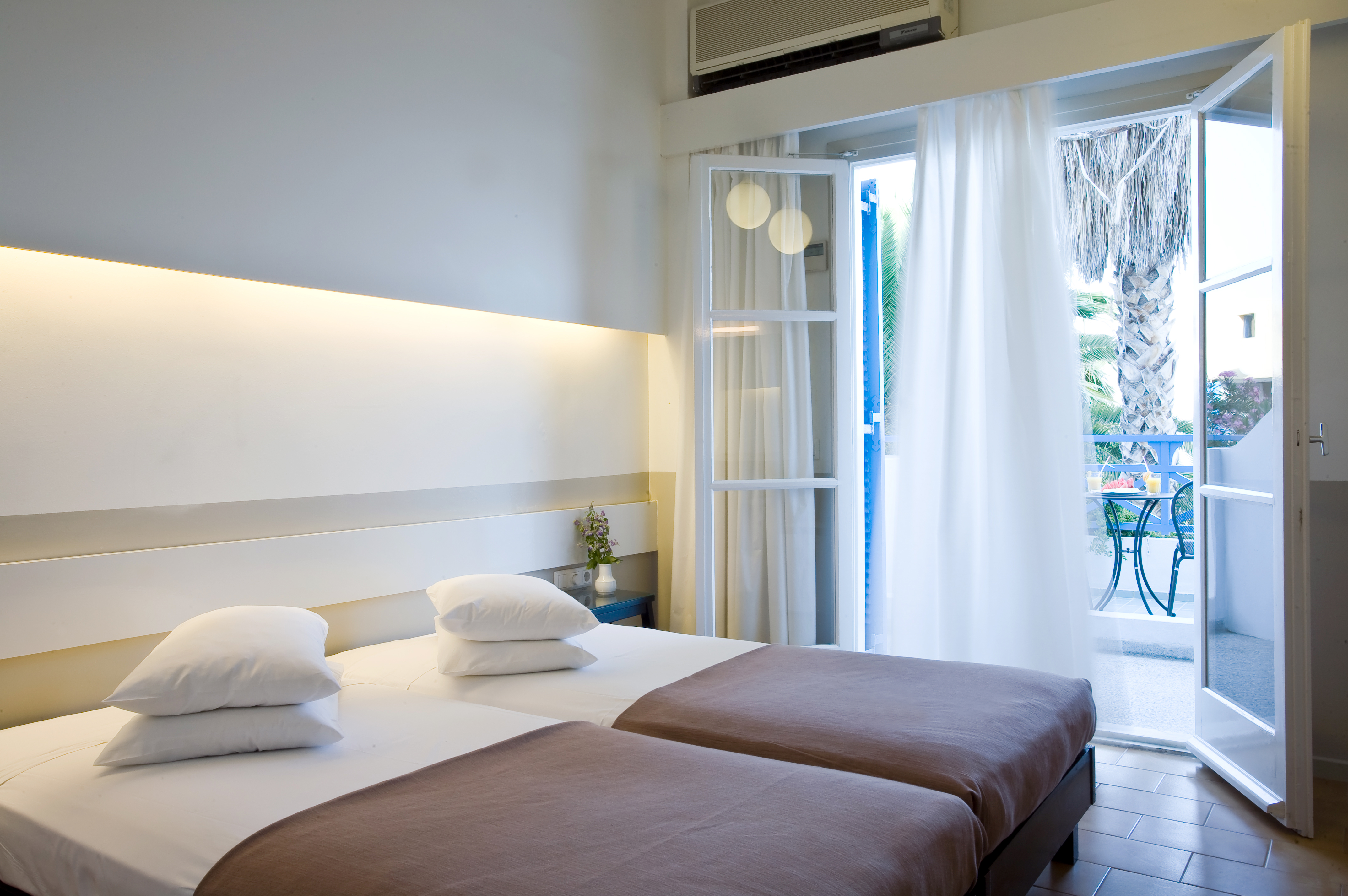 Twin courtyard view room